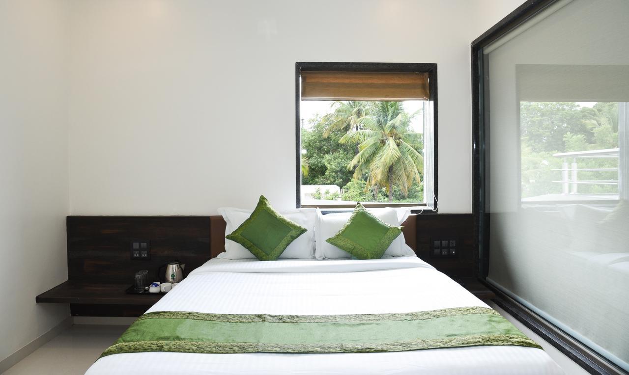 Treebo Malhaar Regency Hotel Chinchvad Eksteriør billede